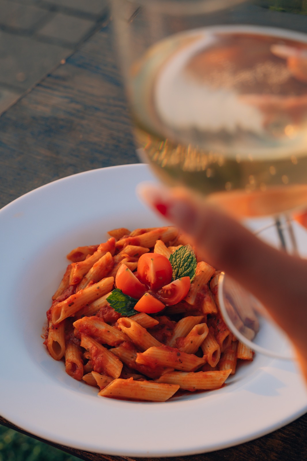 Penne al pomodoro con calice di vino