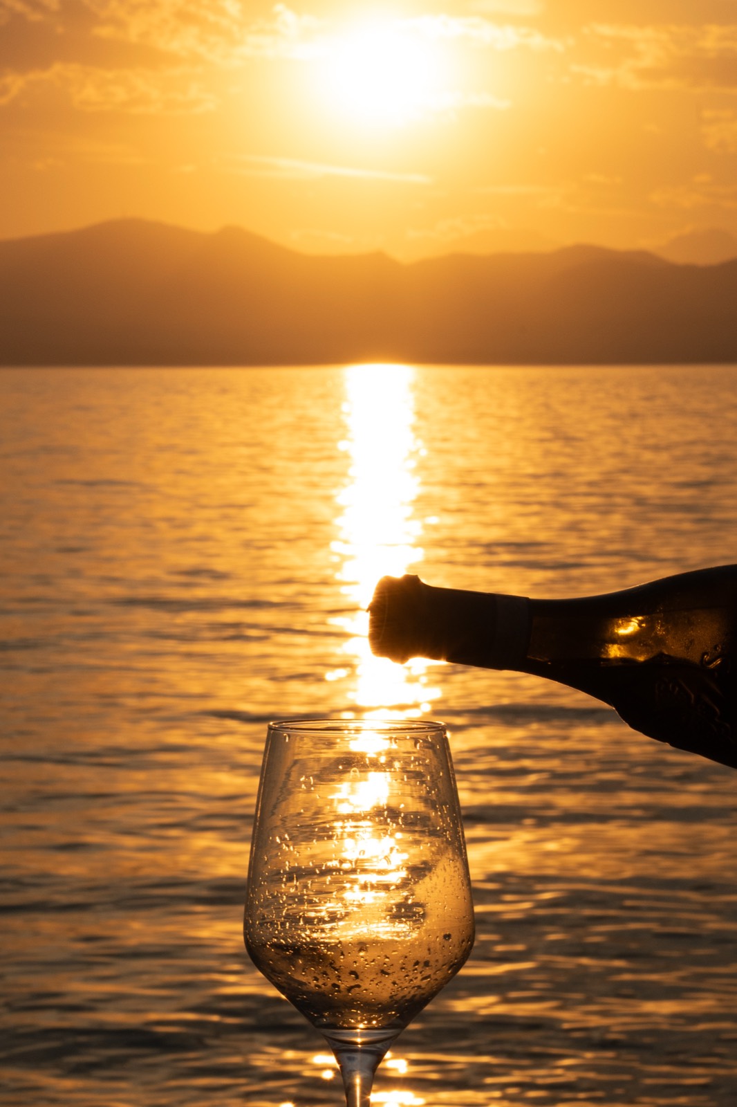 Prosecco versato al calar del sole